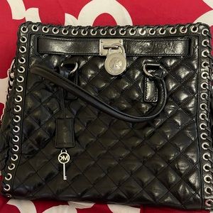 🔥Michael Kors Quilted Leather Bag w/Silver Chain.